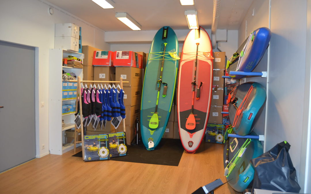 Suppailukausi on alkanut, uudet JOBE- laudat saapuneet ja uusi Show Room avattu Roihupellossa osoitteessa Laippatie 5, 00880 Helsinki. Tilaa oma lautasi verkkokaupastamme tai tule käymään näyttelyssämme.